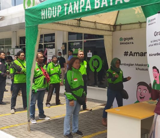 Gojek Bekali Mitra Driver Ribuan Hand Sanitizer, Vitamin dan Desinfektan Gojek Bekali Mitra Driver Ribuan Hand Sanitizer, Vitamin dan Desinfektan