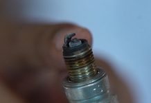 Biar Gak Gabut #dirumahaja, Ayo Belajar Periksa dan Bersihkan Busi Motor Sendiri carbon fouling ngk