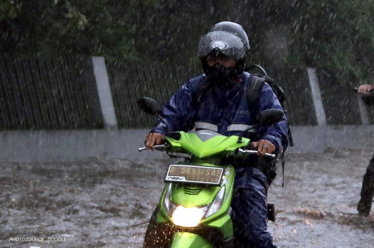 Jangan Salah, Berkendara Saat Hujan Haram Menurunkan Tekanan Angin Ban