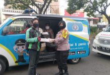 Polres dan PMI Depok Bagikan Nasi Bungkus ke Ojol dan Supir Angkot 500 nasi bungkus dibagikan