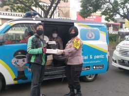Polres dan PMI Depok Bagikan Nasi Bungkus ke Ojol dan Supir Angkot 500 nasi bungkus dibagikan