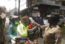 Satpol PP Tangsel Cek Suhu Badan Pengendara Motor di Pos Pemeriksaan PSBB