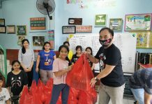 ROC Bagikan Sembako untuk Masyarakat Terdampak Pandemi di Sunter ROC bagikan sembako