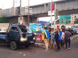 Punya Profit Jualan Masker, JSC Berbagi Takjil di Pos PSBB Lebak Bulus JSC berbagi takjil