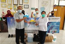 Bantuan APD dari FIFGROUP ke Puskesmas Wanasari di Cibitung