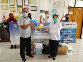 Bantuan APD dari FIFGROUP ke Puskesmas Wanasari di Cibitung