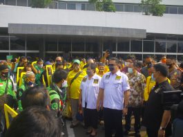 MBI Bersama MPR Peduli Bagikan Sekat Pelindung Gratis untuk Ojol MPR Peduli