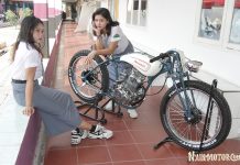 Bikin Greget Pose Dua Pelajar di Boardtracker Karya SMK Mercusuar Boardtracker SMK Mercusuar