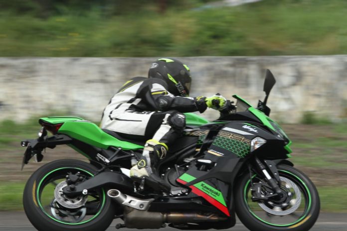 menjajal performa ZX-25R