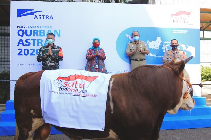 Astra Serahkan Hewan Qurban Dengan Protokol Kesehatan