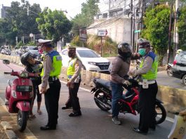 Operasi Patuh Jaya 2020, Masih Banyak Pemotor Masuk Jalur Busway pemotor memasuki jalur busway