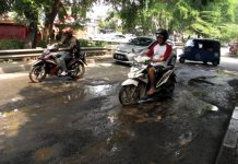 Awas Terperosok, Berikut Tips Aman Berkendara Melewati Jalan Berlubang Jalan Rusak