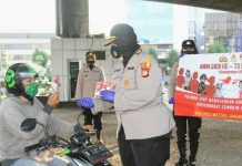 Sambut HUT Polwan ke-72, Polres Jakarta Barat Bagikan Masker ke Pengendara