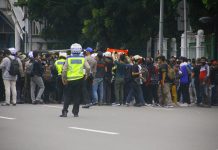 Tips Berkendara Aman Saat Melewati dan Terjebak Aksi Unjuk Rasa