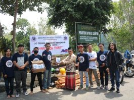 Bagai Malaikat Tak Bersayap, JNE dan APIC Berbagi Mushaf Alquran