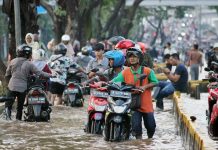Motor Mogok Saat Terobos Banjir, Jangan Langsung Dihidupkan Motor Mogok