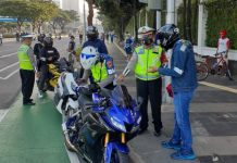 Polantas Metro Tilang Pemotor dengan Knalpot Bising yang Lewat Jalur Sudirman Polantas Metro