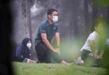 Kunjungi Candi Borobudur, Sandiaga Uno Lakukan Yoga di Tengah Kabut Sandiaga Uno Yoga Borobudur