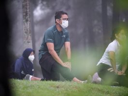 Kunjungi Candi Borobudur, Sandiaga Uno Lakukan Yoga di Tengah Kabut Sandiaga Uno Yoga Borobudur