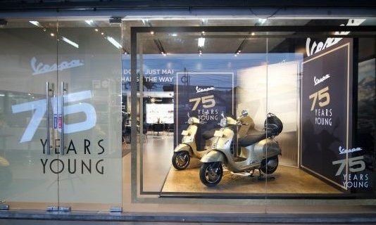 75Tahun Vespa Menyambangi Dealer-Dealer dengan Dekorasi Khusus 75Tahun Vespa Menyambangi Dealer-Dealer