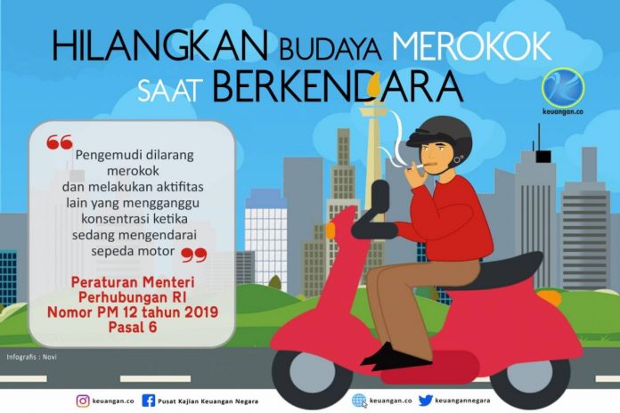 Naik Motor Sambil Merokok