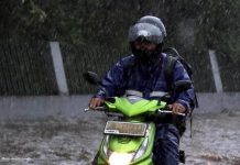 Begini Cara NaikMotor yang Aman Saat Musim Hujan… naik motor musim hujan