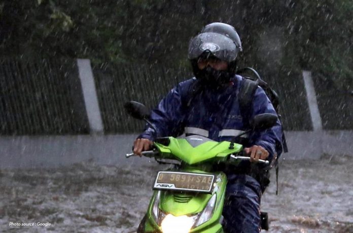 naik motor musim hujan