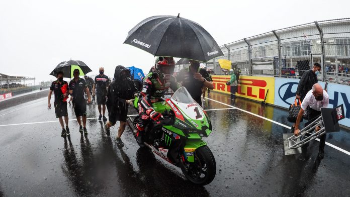 race 1 WorldSBK ditunda