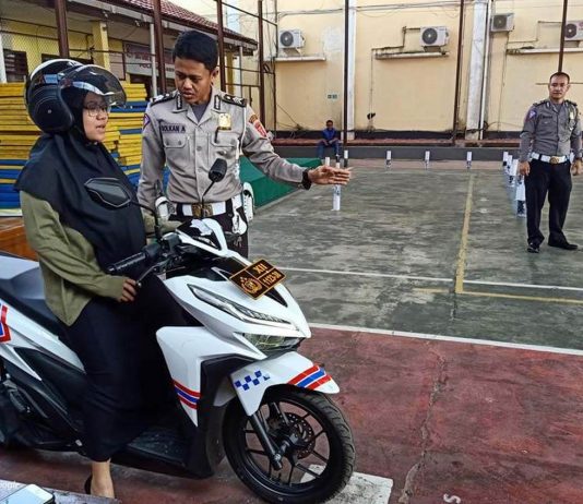 Ujian SIM C Berubah, Bikin Angka Delapan Jadi Begini Korlantas Polri resmi merombak materi ujian praktik pembuatan surat izin mengemudi (SIM) kendaraan roda dua. Ujian SIM C berubah mulai diterapkan (7/8/2023).