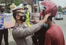 Operasi Lilin Jaya 2021, Satlantas Polres Tangsel Bagikan Helm Gratis Operasi Lilin Jaya 2021