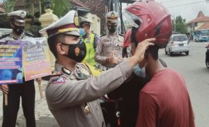 Operasi Lilin Jaya 2021, Satlantas Polres Tangsel Bagikan Helm Gratis Operasi Lilin Jaya 2021