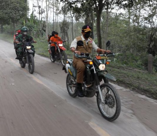 Kepala BNPB Meninjau Langsung Dampak Erupsi Gunung Semeru dengan Trail Kepala BNPB Meninjau Semeru