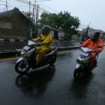 Tips Berkendara Saat Musim Hujan (1)