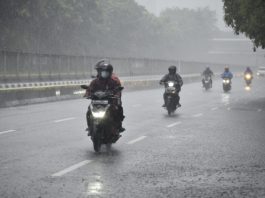 Tips Trik Berkendara Hujan