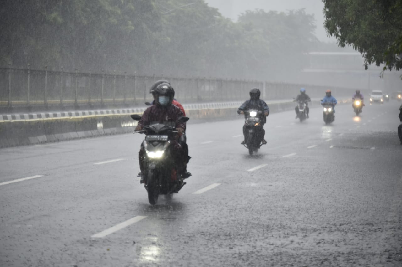 Lebih Berbahaya, ini Tips dan Trik Berkendara Aman Saat Hujan