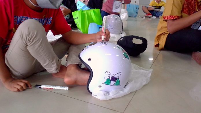 Lomba menggambar helm anak