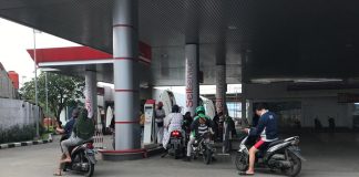 Antrian sepeda motor di SPBU