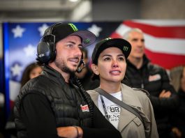 Dukung Pacar di Moto2, Nikita Mirzani Datang Langsung ke Portugal Nikita Mirzani dan John Hopkins