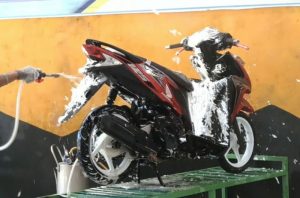 Cuci motor honda