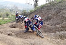 Mendirikan motor terjatuh saat off-road