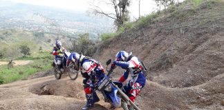 Mendirikan motor terjatuh saat off-road