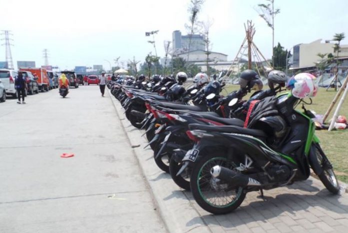 parkir liar sepeda motor