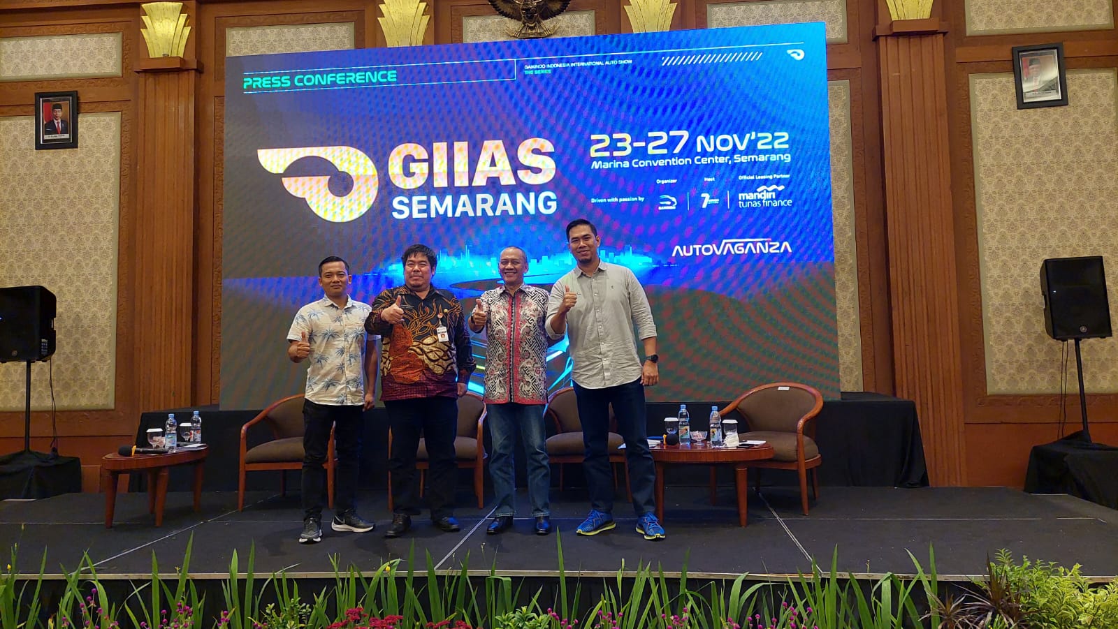 Kiri ke kanan: Abdul Wahid - Area Sales Manager Reg 6 Mandiri Tunas Finance Eddy Sulistiyo Bramiyanto - Plt. Kepala BAPENDA Jawa Tengah Kukuh Kumara - Sekretaris Umum GAIKINDO Agus Riyadi - Project Director Seven Event