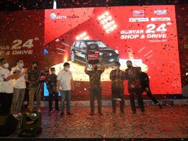 Hadiah Mobil Gebyar 24 Tahun Shop&Drive Diserahkan Shop&Drive Serahkan Daihatsu Rocky