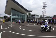 Wanita Berkendara Sepeda Motor