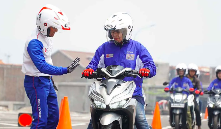 Wanita Berkendara Sepeda Motor