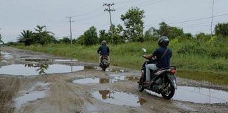 Lewat Jalan Rusak