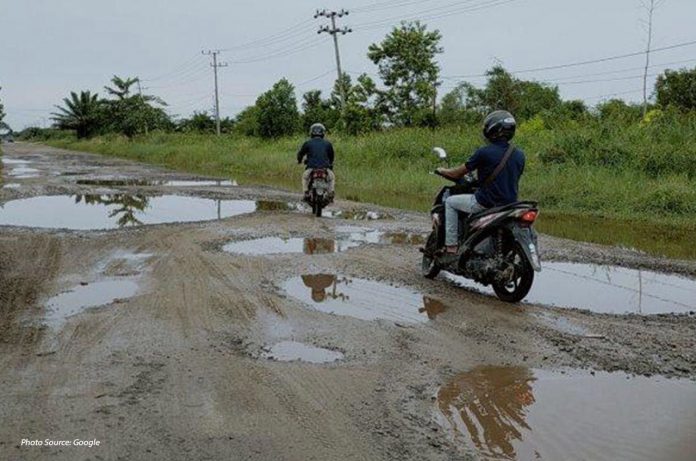 Lewat Jalan Rusak