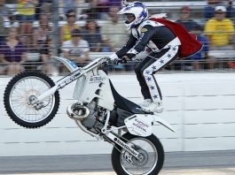 Stuntman Terkenal, Robbie Knievel Telah Meninggal Dunia Robbie Knievel Meninggal
