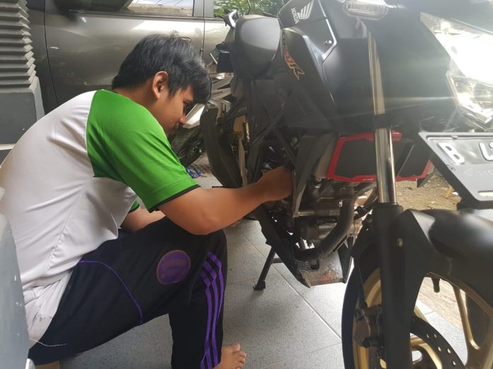 Memanaskan Motor dalam Ruangan